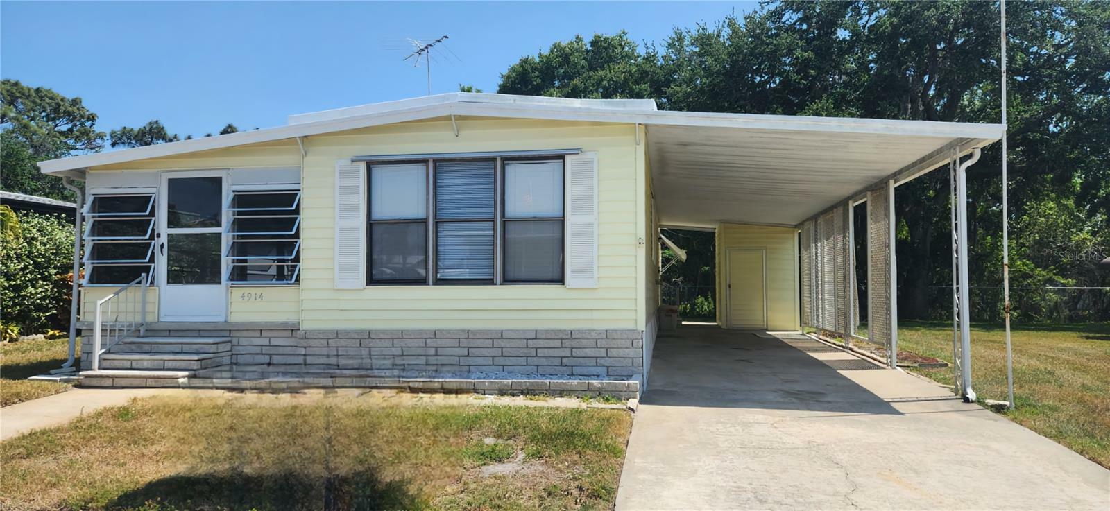 Property Photo:  4914 Sherrell Drive  FL 34690 