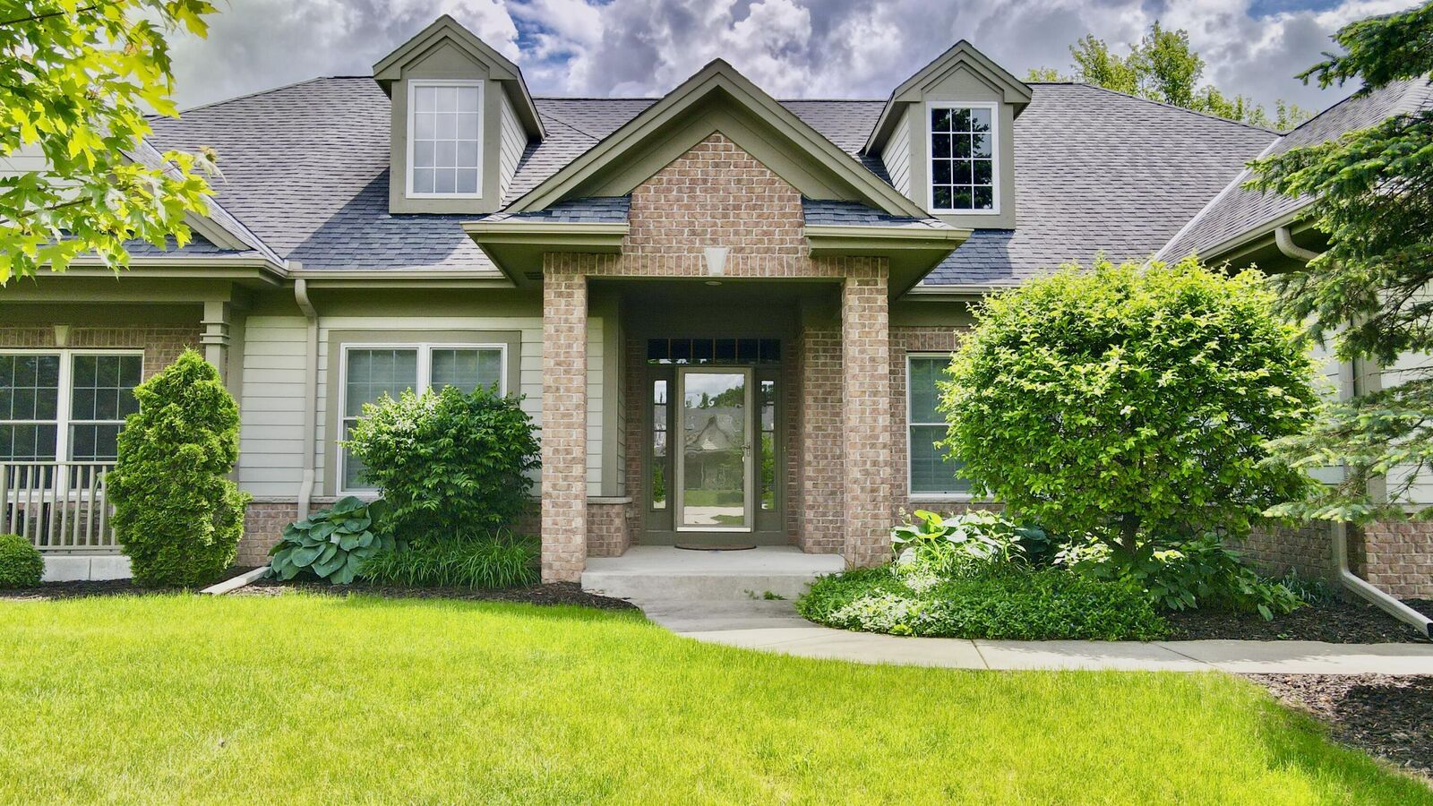 Property Photo: 7635 W Kings Crossing Way WI 53097