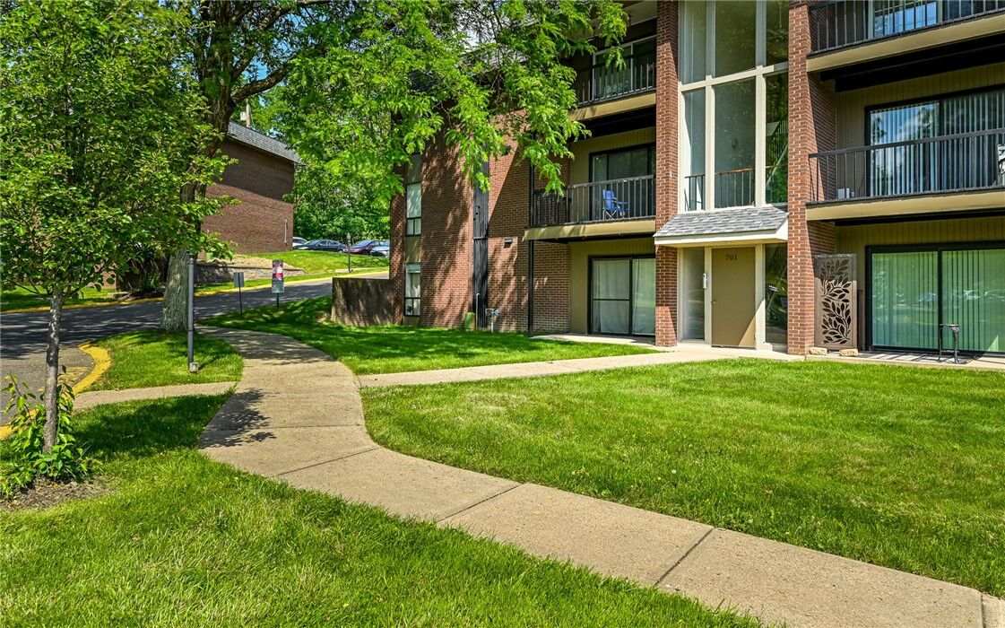 Property Photo:  701 College Park Dr 1  PA 15108 