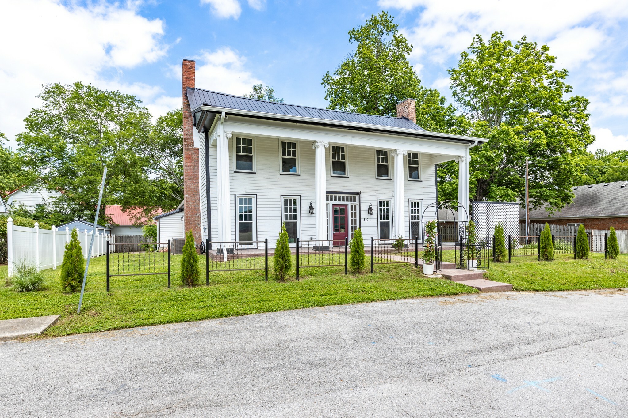 Property Photo:  310 E Franklin St  TN 37066 