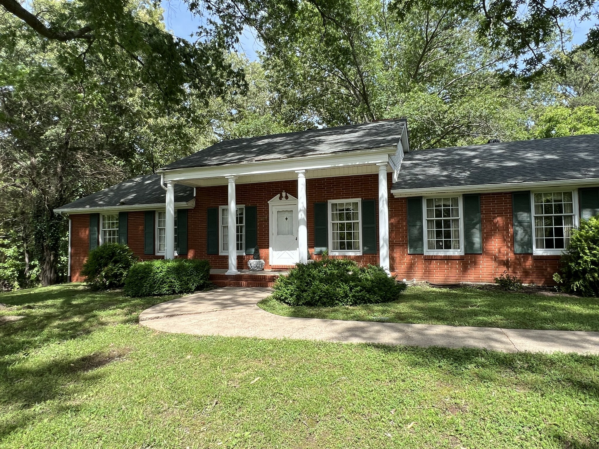 Property Photo:  138 Hillcrest Dr  TN 37058 