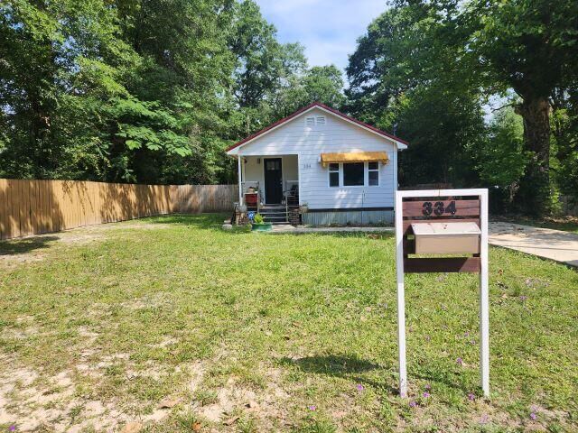 Property Photo:  334 E Chestnut Avenue  FL 32539 
