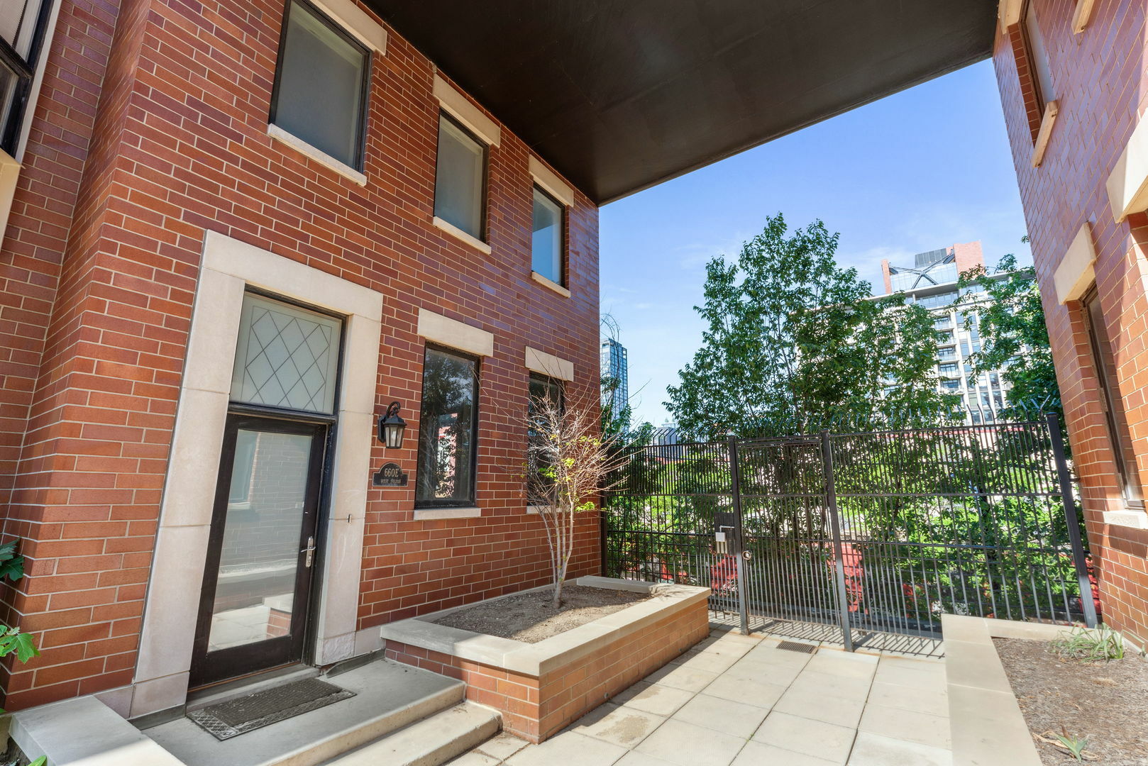 Property Photo:  660 W Fulton Street E  IL 60661 