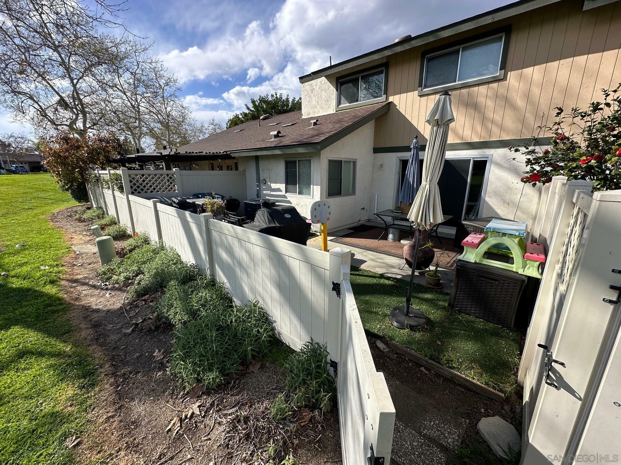 Property Photo:  526 Smoketree Gln  CA 92026 