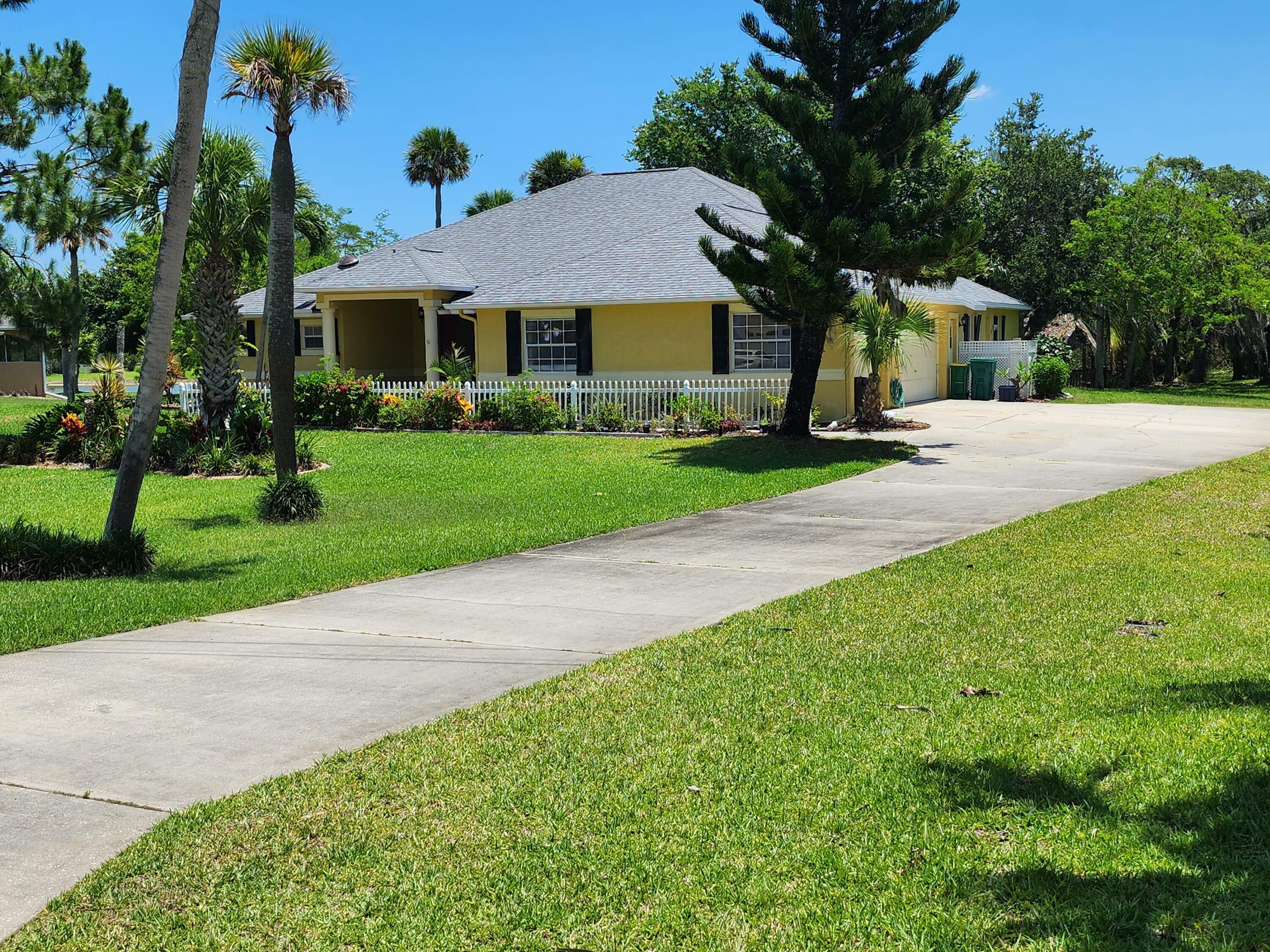 Property Photo:  5100 Mallard Lakes Court  FL 32953 