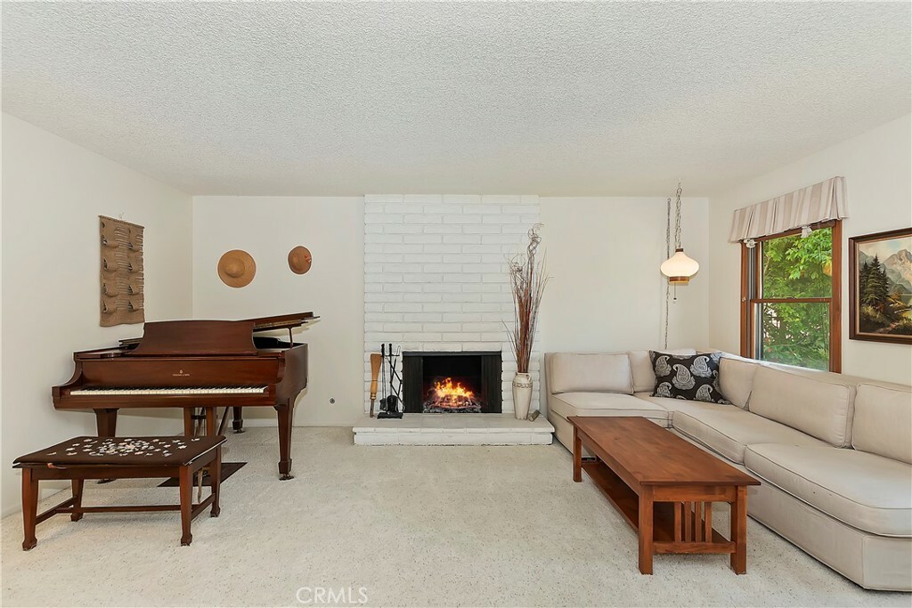 Property Photo:  143 E Palm Lane Drive  CA 92373 