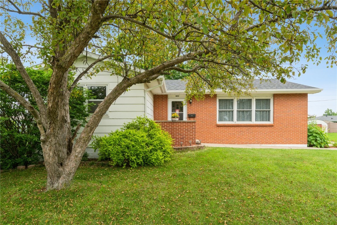 Property Photo:  1032 Rainbow Boulevard  IA 52233 