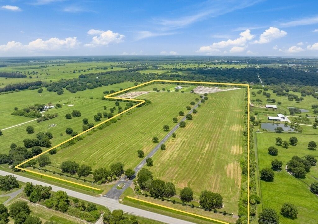 Property Photo: 7100 71st Court FL 32967