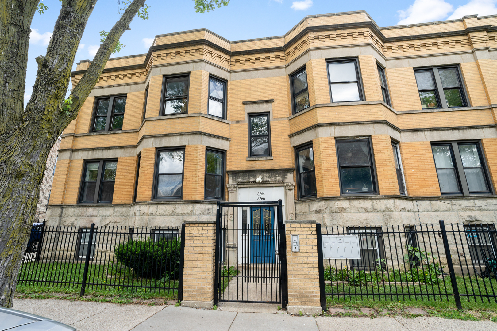 Property Photo:  3266 W Wrightwood Avenue 1  IL 60647 