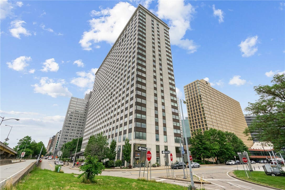 Property Photo:  320 Fort Duquesne Blvd 23E  PA 15222 