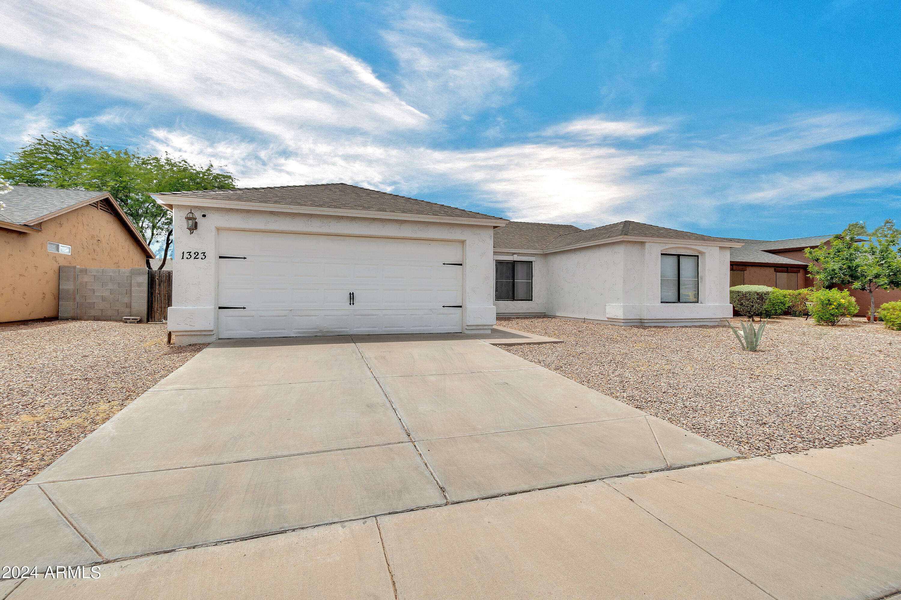 Property Photo:  1323 E Silverbrush Trail  AZ 85122 