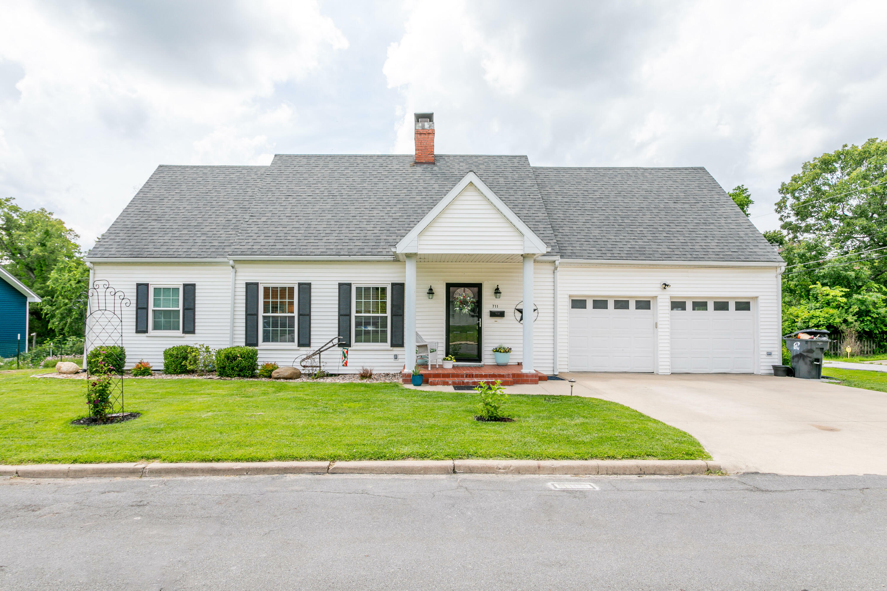 Property Photo: 711 Flower Ln MO 65270
