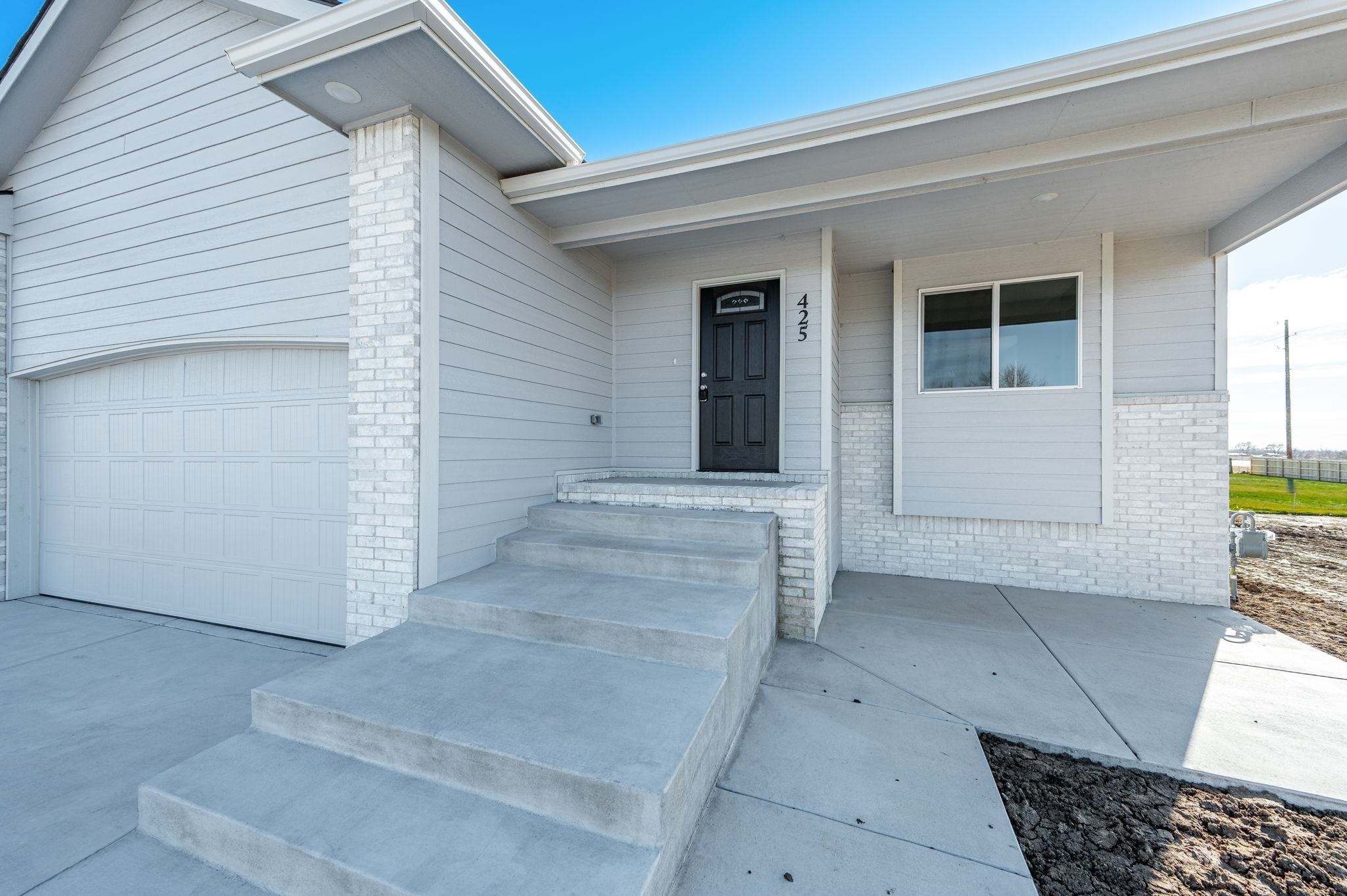 Property Photo:  425 E Sprucewood St  KS 67147 