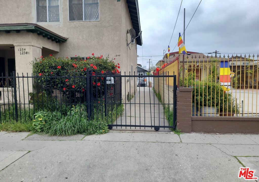 Property Photo:  1232  S Kenmore Ave  CA 90006 