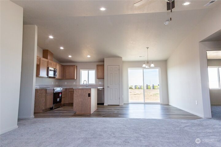 Property Photo:  867 E Casacde  WA 99344 