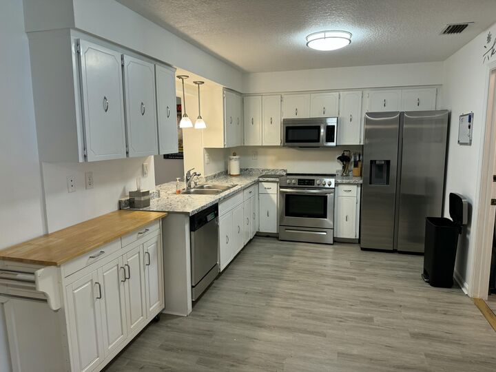 Property Photo: 4600 NE 4th Avenue FL 33431