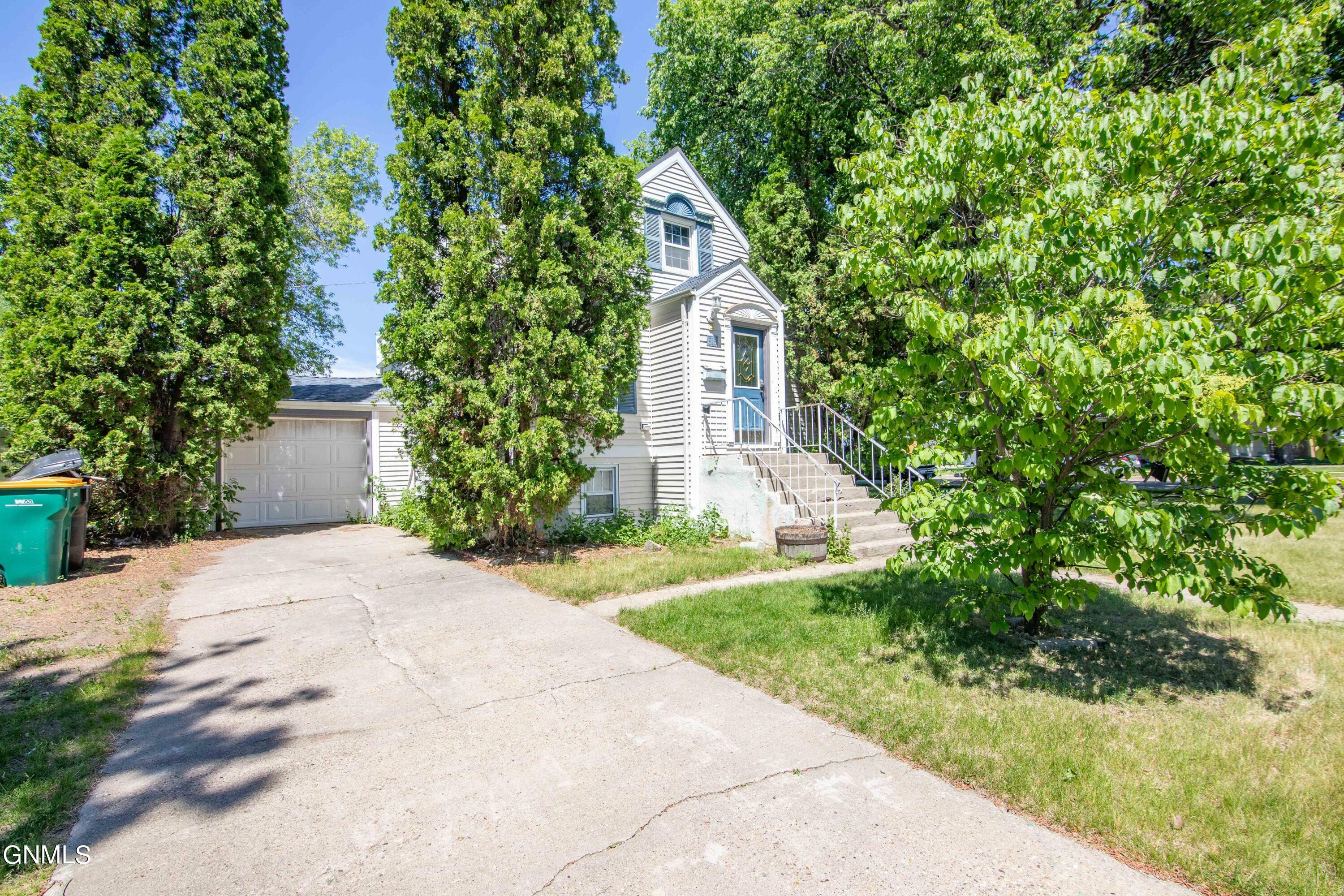 Property Photo:  518 Central Avenue  ND 58501 