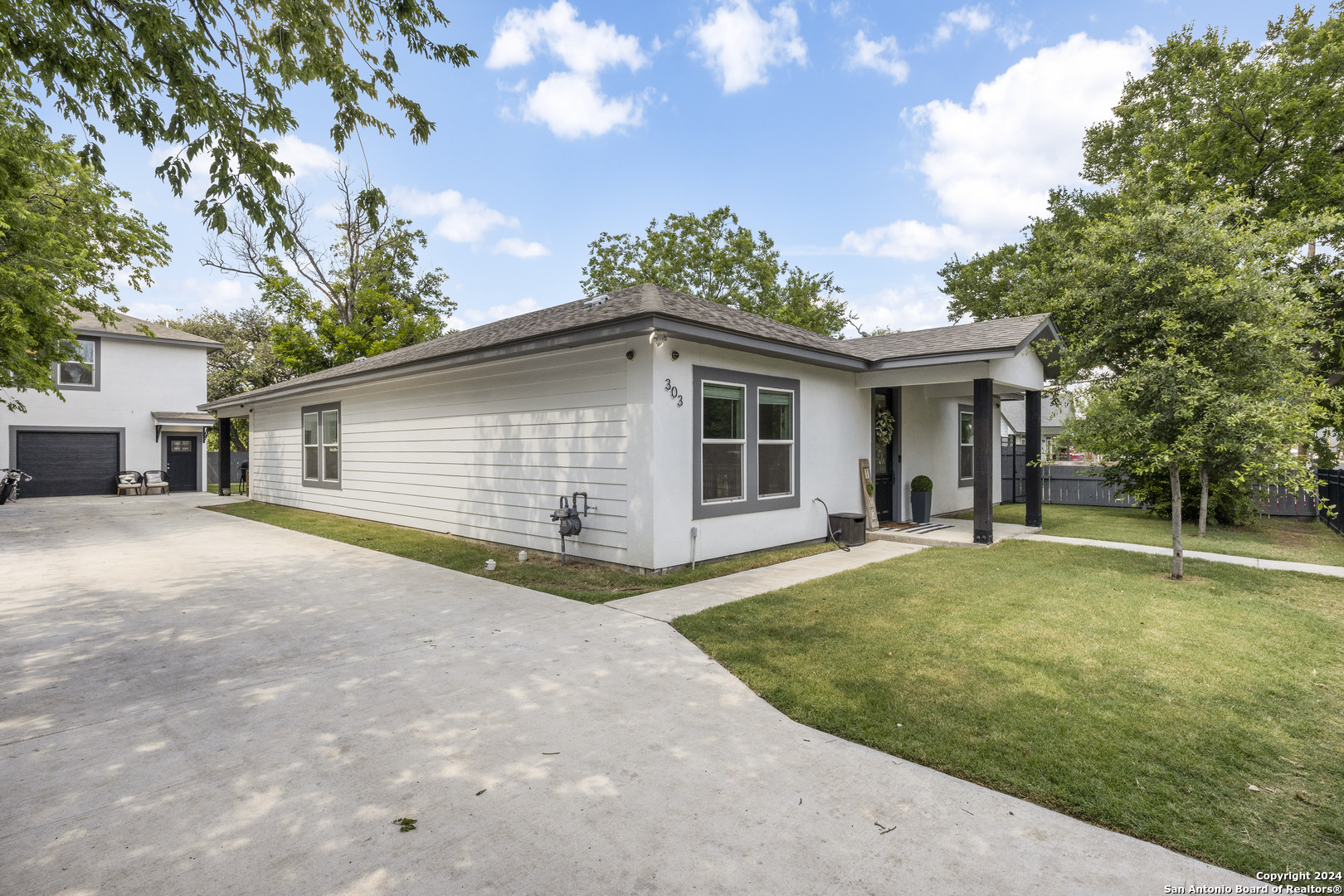 Property Photo:  303 Pendleton Ave  TX 78204 