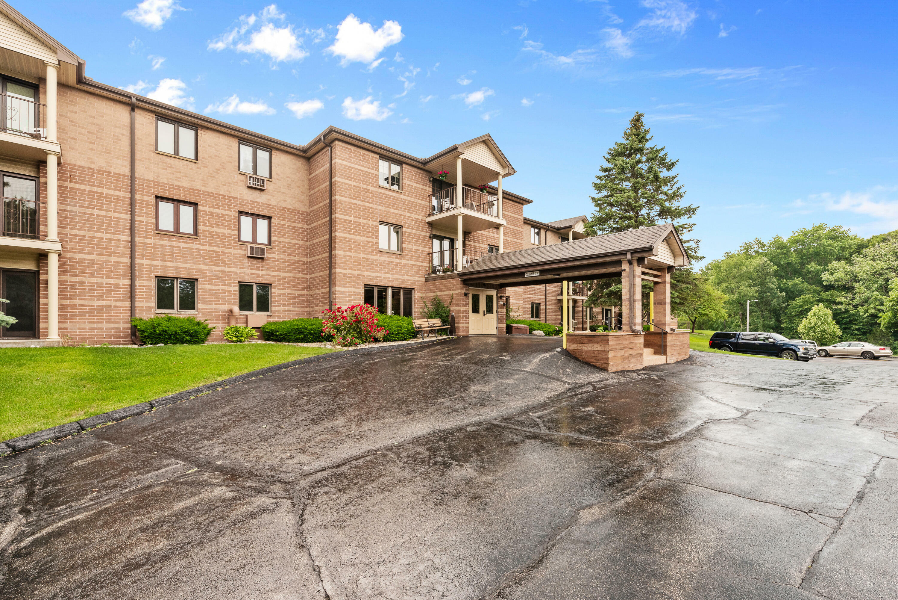 Property Photo:  530 N Silverbrook Dr 335  WI 53090 