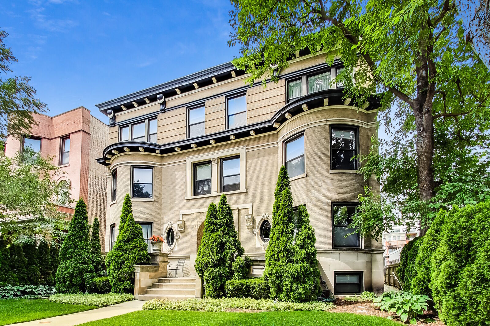 Property Photo: 4834 N Kenmore Avenue Gn IL 60640