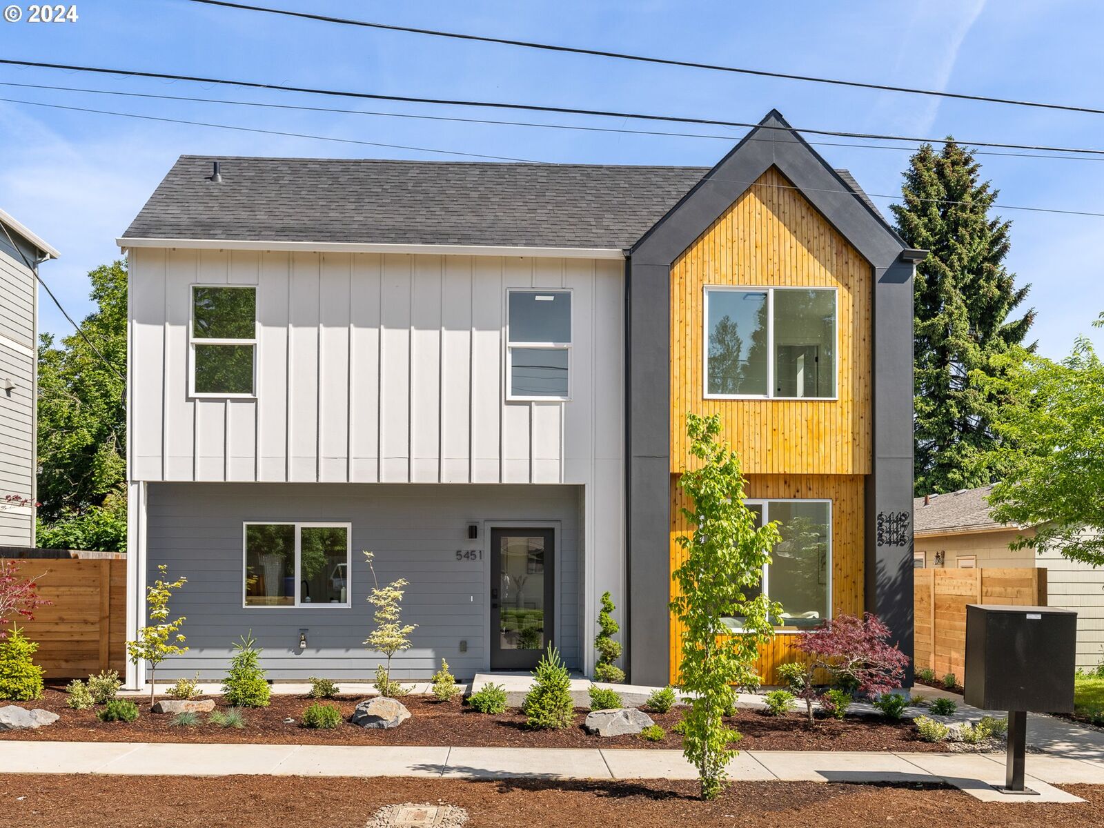 Property Photo: 5449 N Cecelia St OR 97203