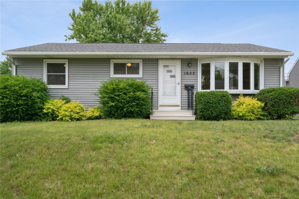 Property Photo:  1622 Hollywood Blvd NE  IA 52402 