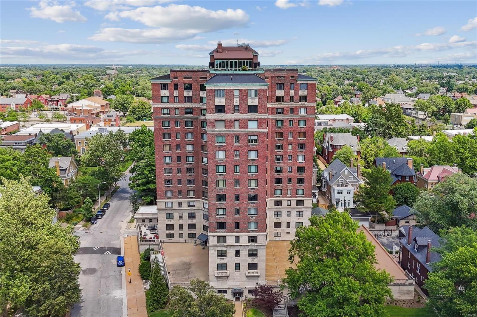 Property Photo: 410 N Newstead Avenue 7W MO 63108