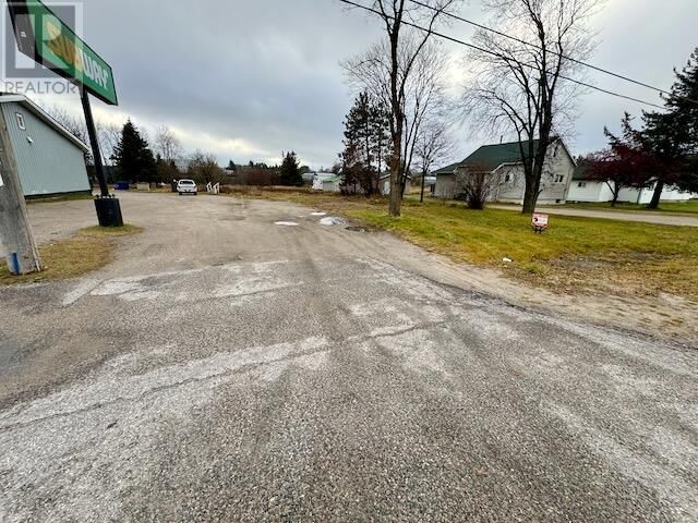 Property Photo:  452 Government St  ON P8N 2P5 