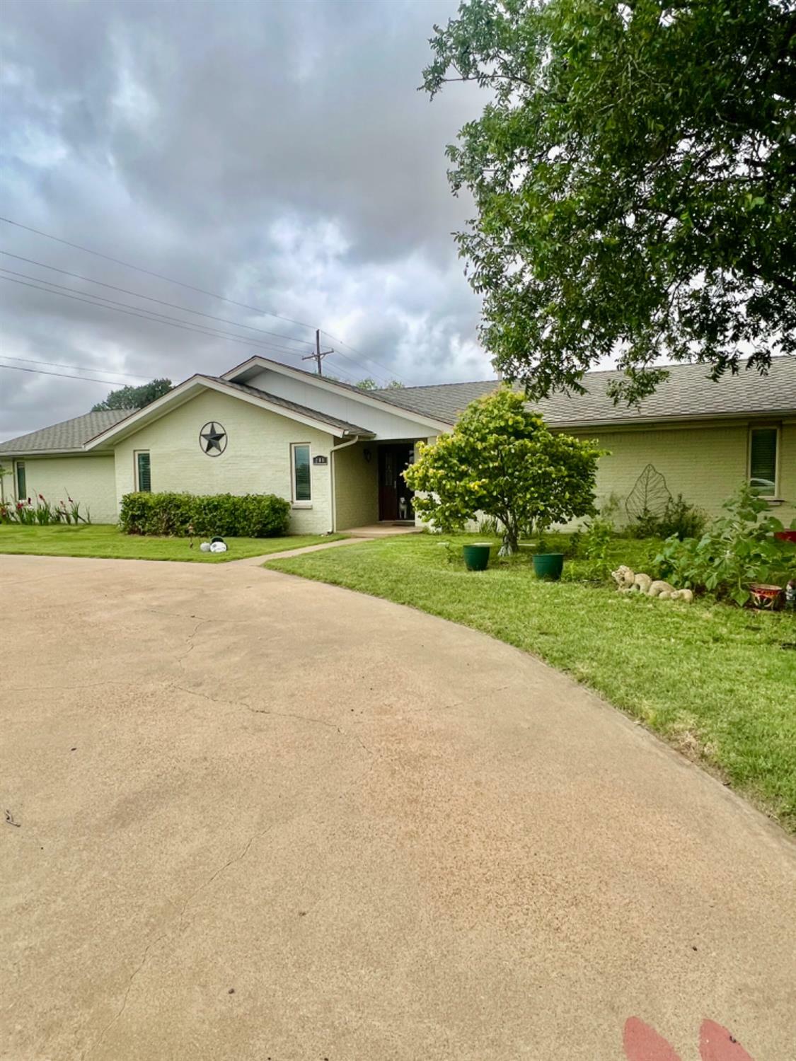 Property Photo:  208 S Holliday Street  TX 79072 