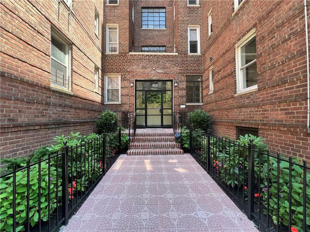 Property Photo:  2080 Barnes Avenue 5B  NY 10462 