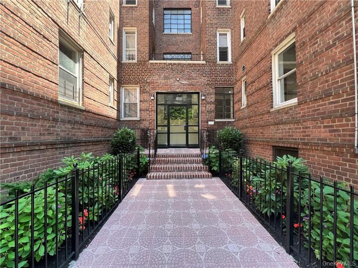 Property Photo: 2080 Barnes Avenue 5B NY 10462