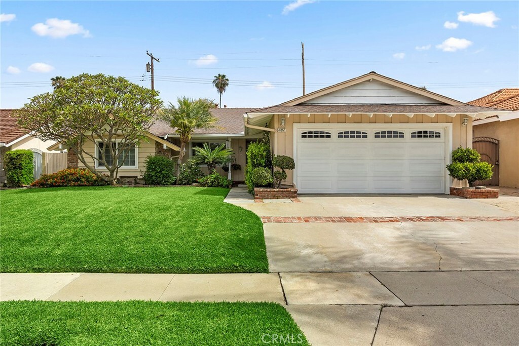 Property Photo:  401 E Parkwood Ave  CA 90631 