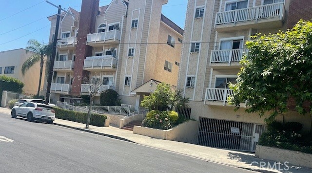 Property Photo:  5135 Zelzah Avenue 202  CA 91316 