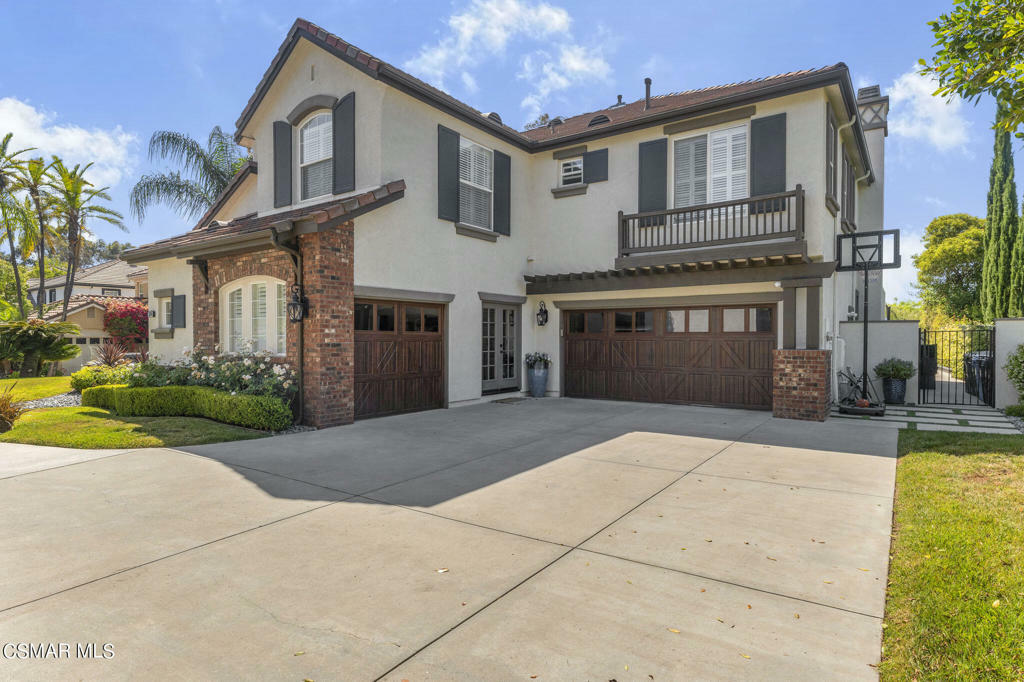 Property Photo:  524 Oak Tree Court  CA 93065 