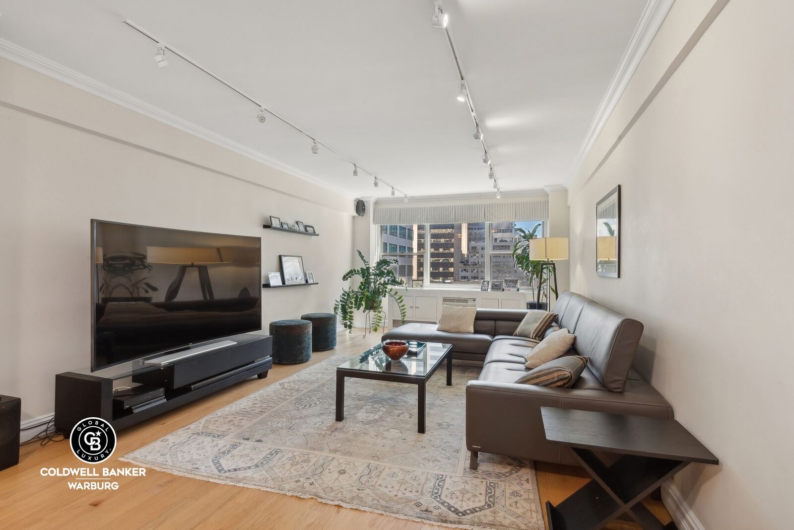 Property Photo:  333 E 46th Street 9B  NY 10017 