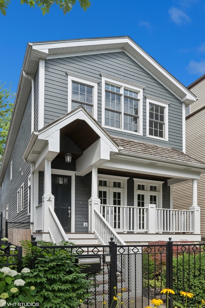 Property Photo: 3216 N Leavitt Street IL 60618