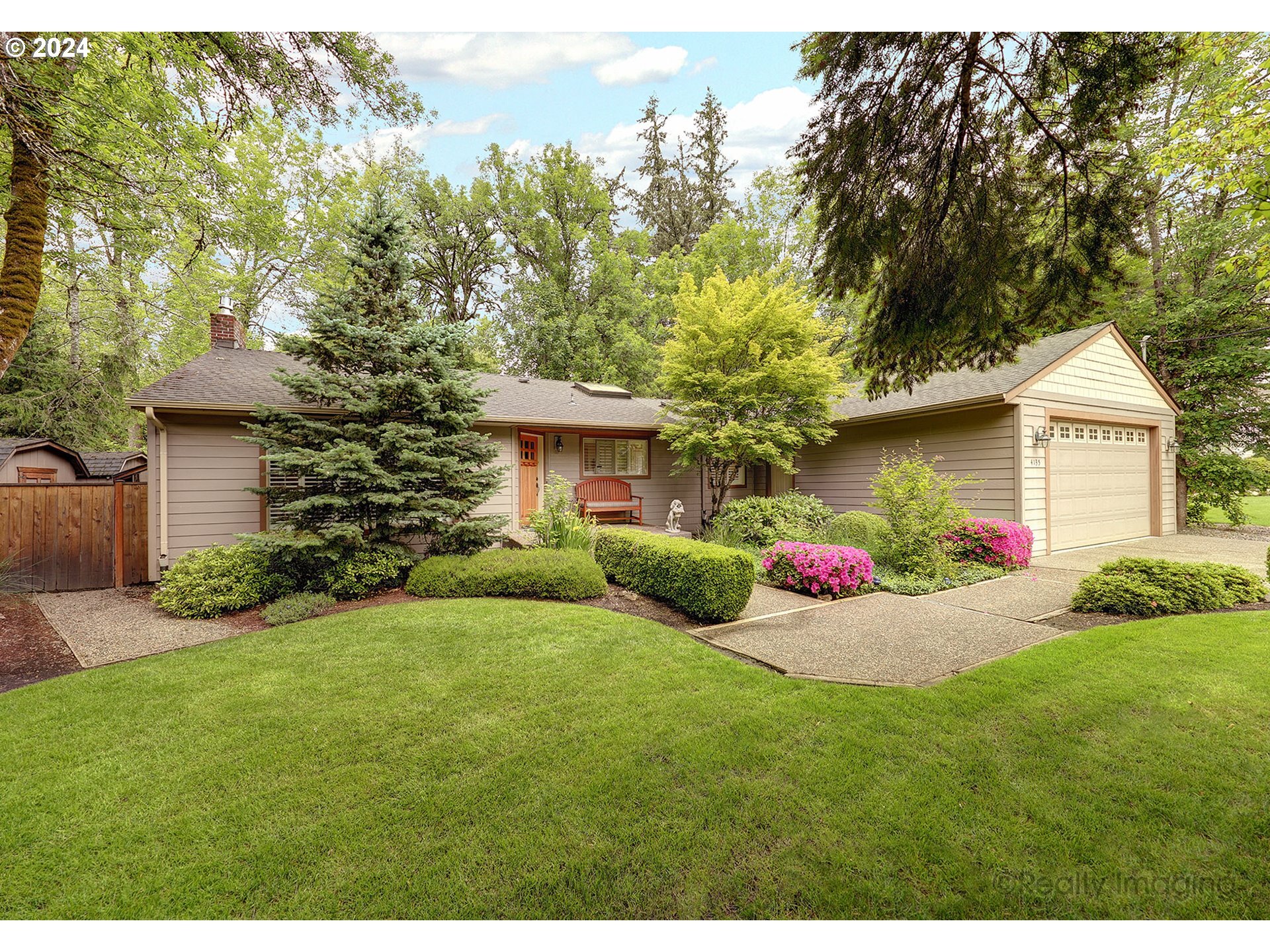 Property Photo:  4135 SW Parkview Ave  OR 97225 