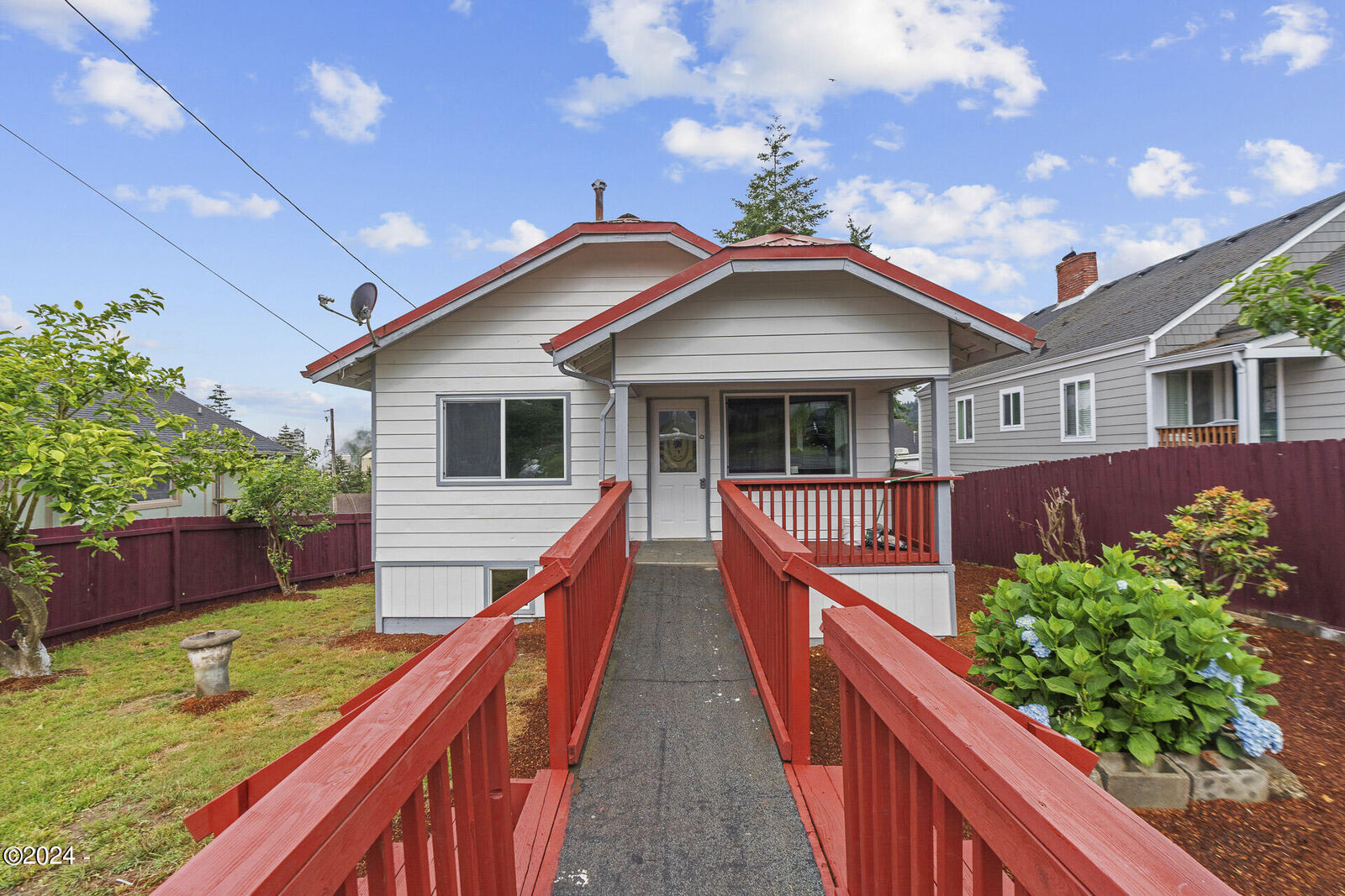 Property Photo:  931 SE Fir Street  OR 97391 