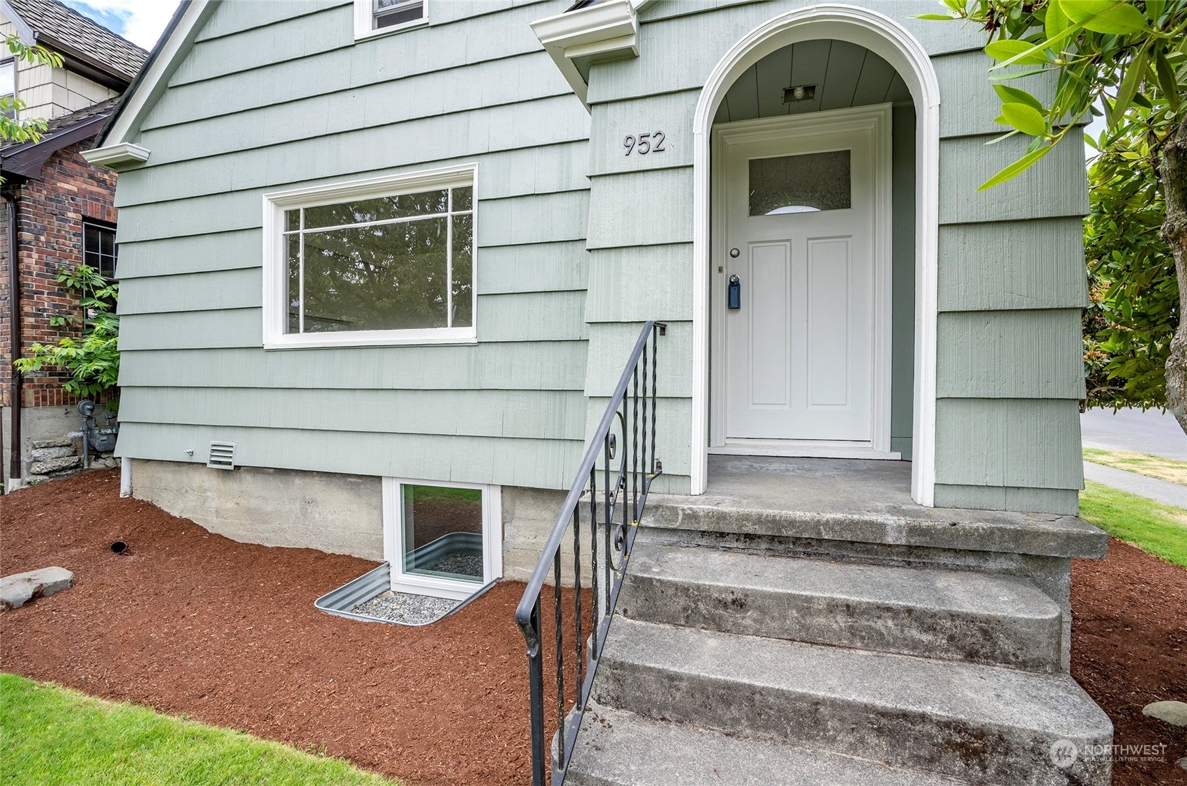 Property Photo:  952 N Alder Street  WA 98406 