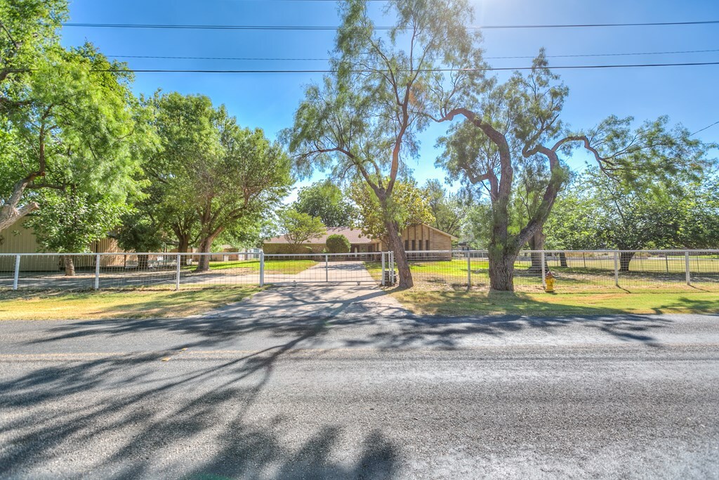 Property Photo:  8006 S Country Club Rd  TX 76904 