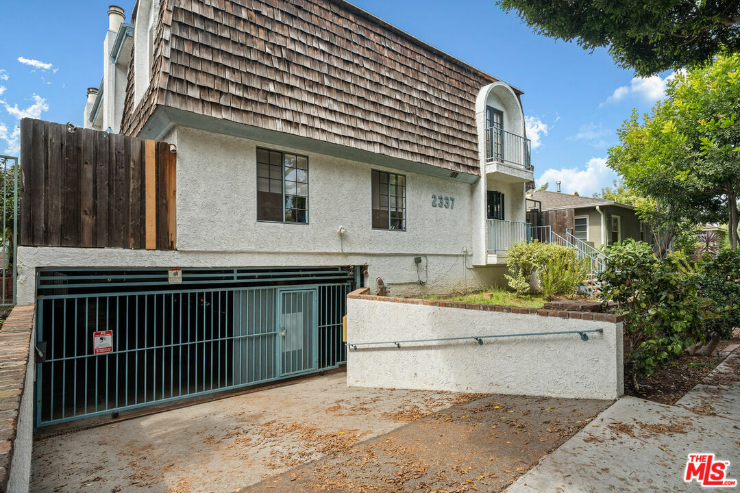 Property Photo:  2337 Oak St 2  CA 90405 