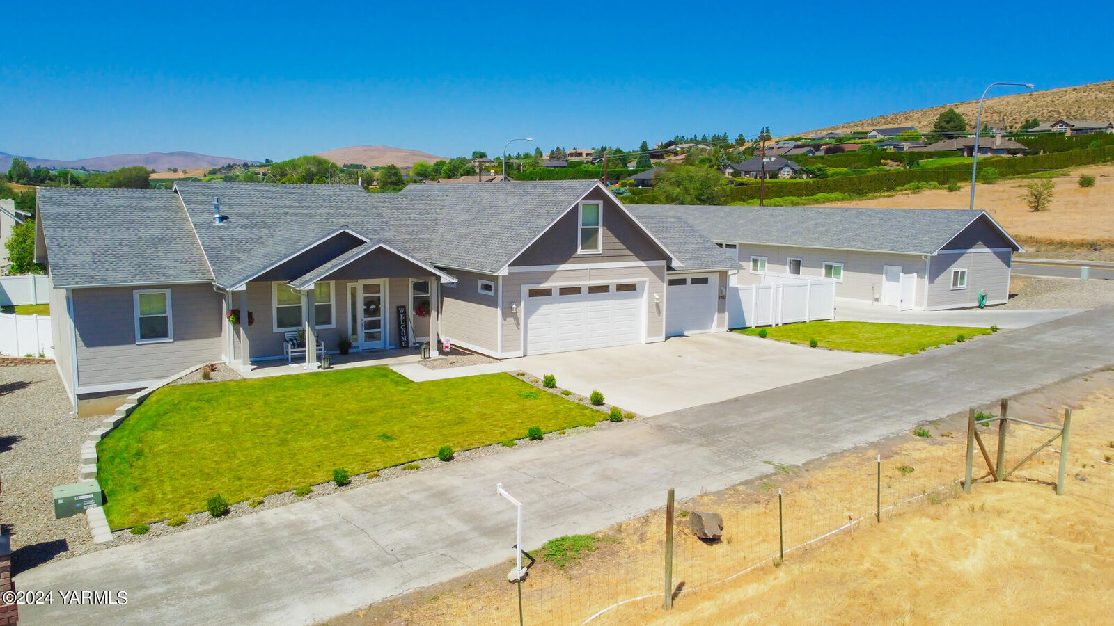 Property Photo: 9702 Summitview Ave WA 98908
