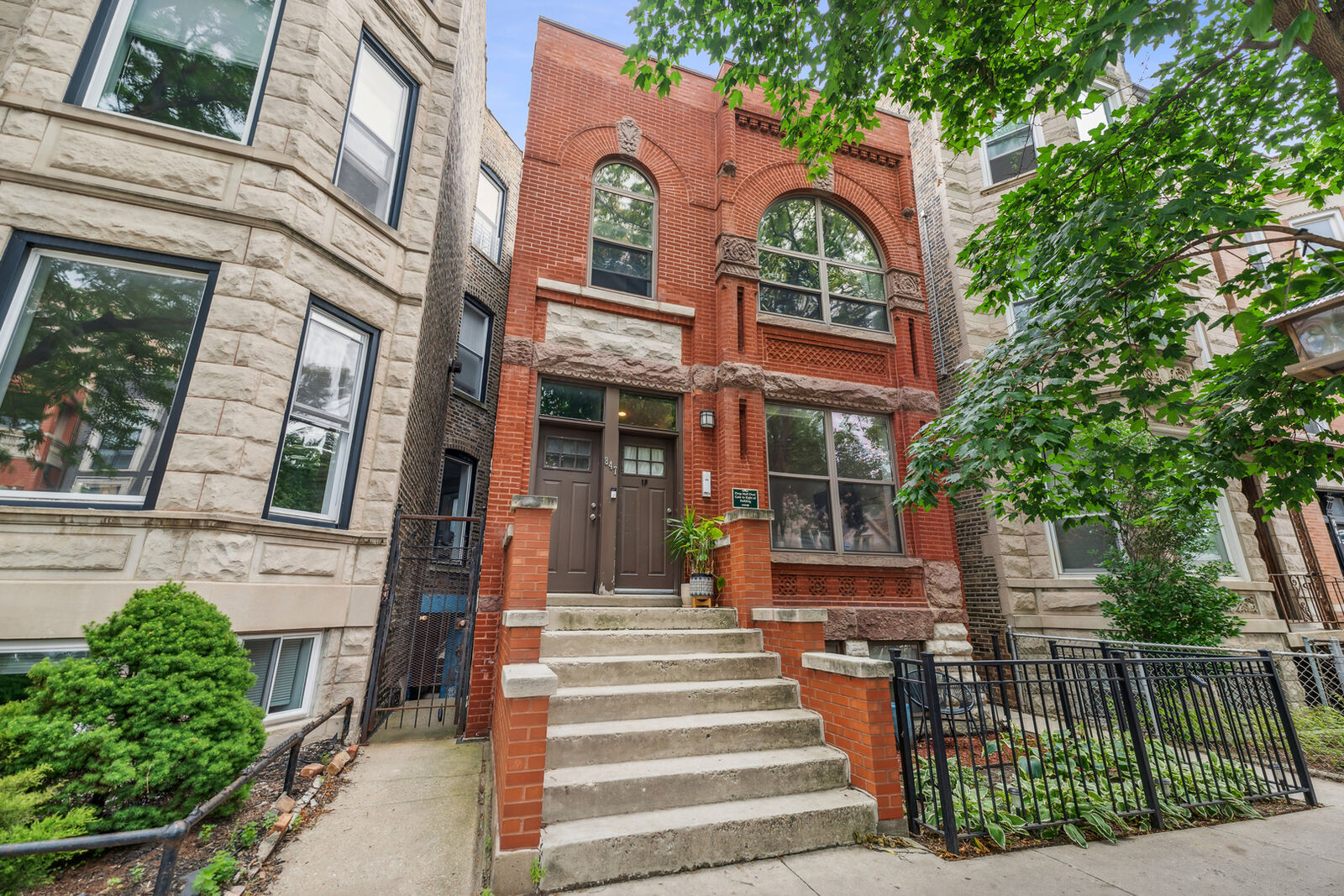 Property Photo:  847 N Damen Avenue 1F  IL 60622 