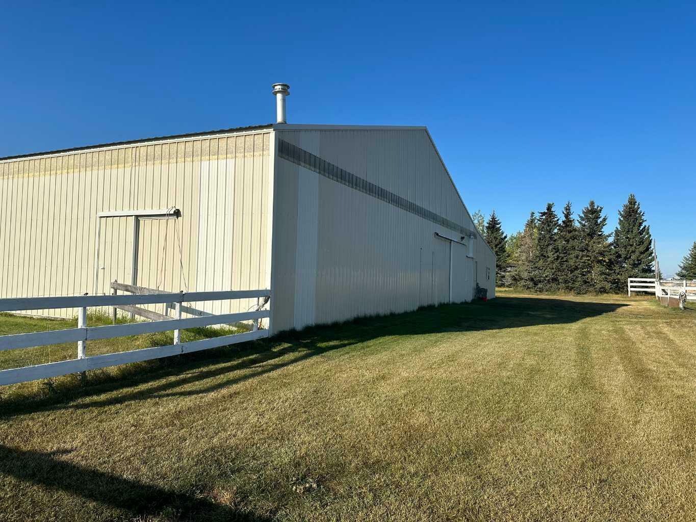 Property Photo:  42125 Twp Rd 272  AB T4C 3A4 