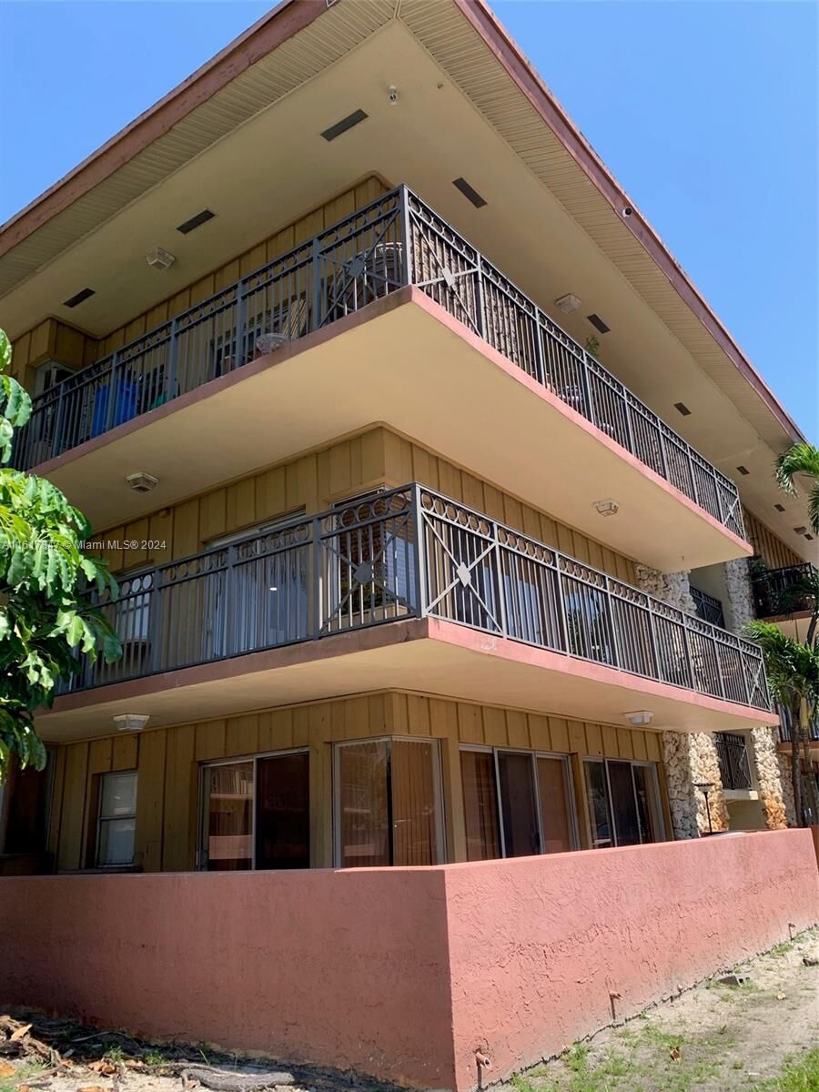 Property Photo:  4850 SW 63rd Ter 421  FL 33314 