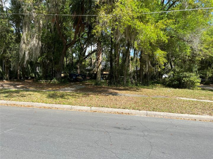 Property Photo:  SE 8th Street  FL 32601 