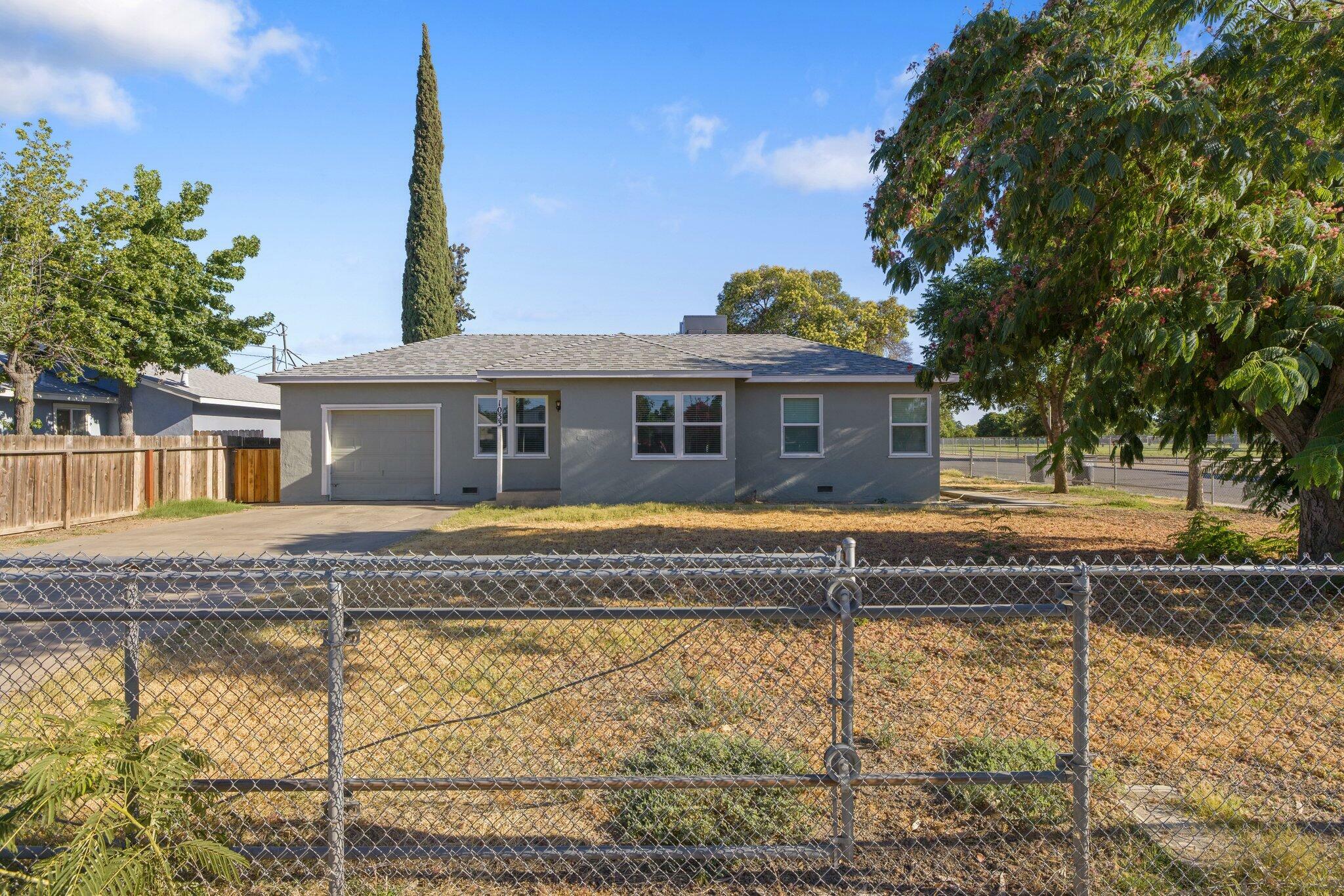 Property Photo:  1033 W Houston Avenue  CA 93291 