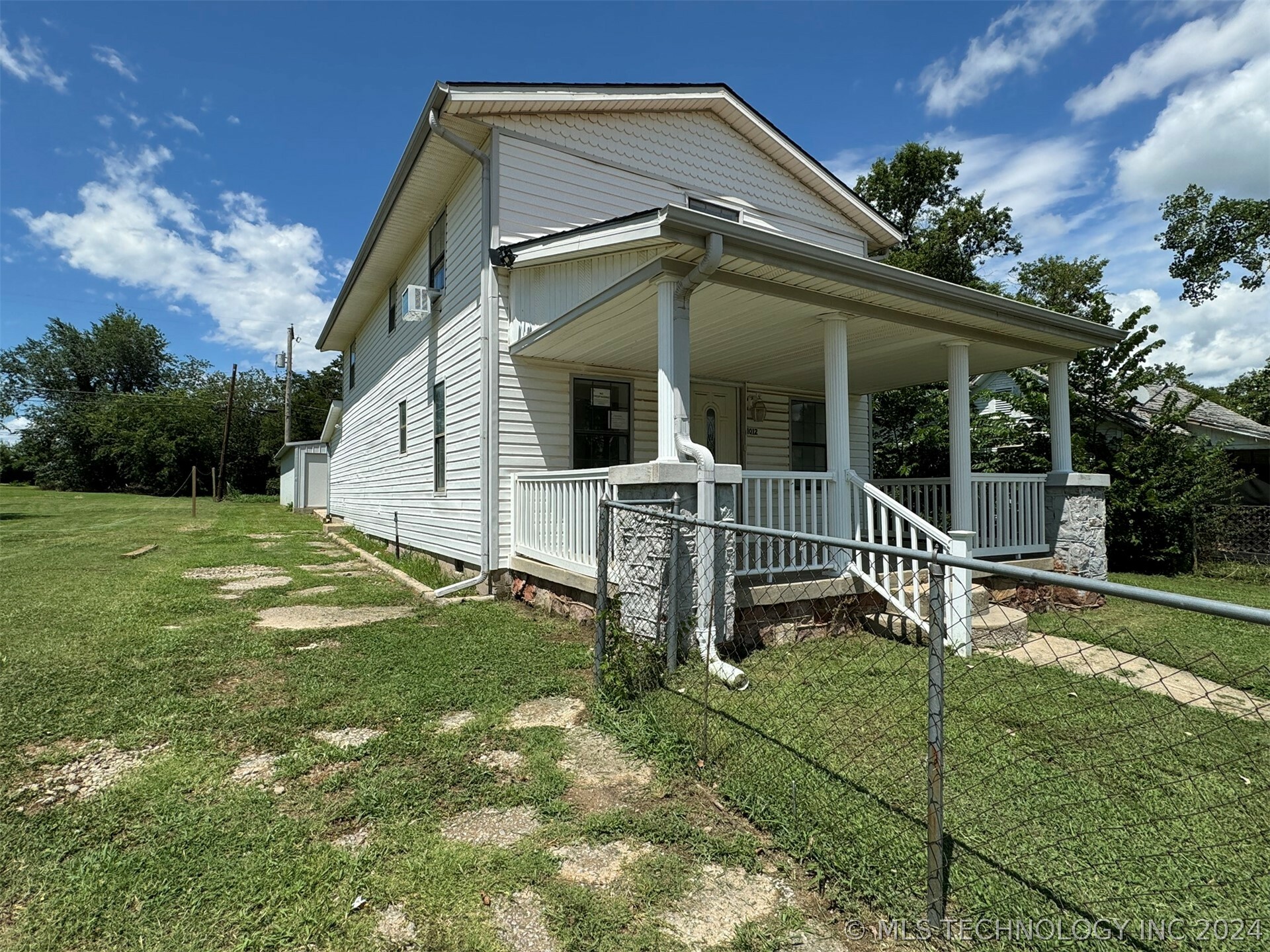 Property Photo:  1012 W Moses Street  OK 74023 