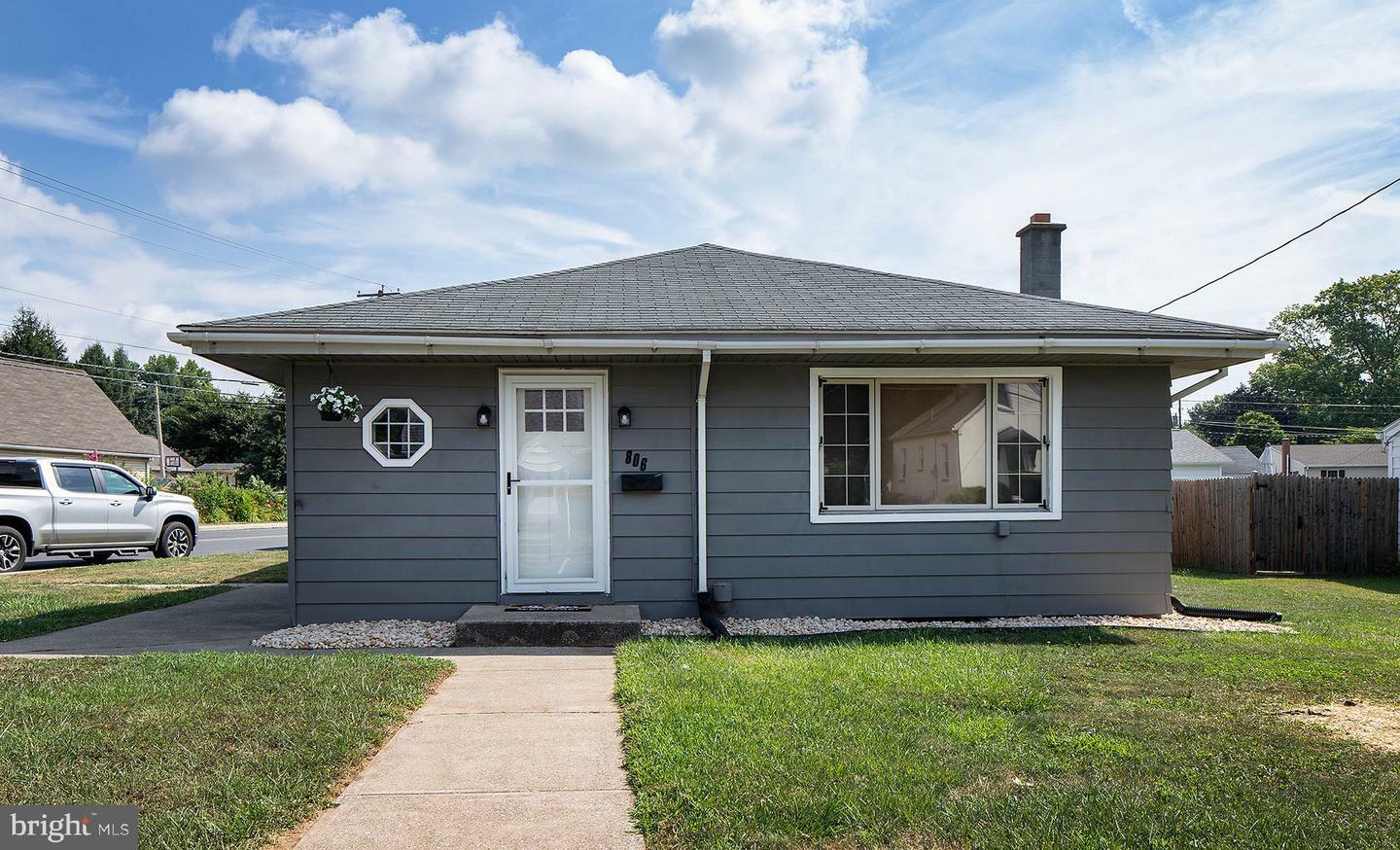 Property Photo:  806 S Railroad Street  PA 17078 