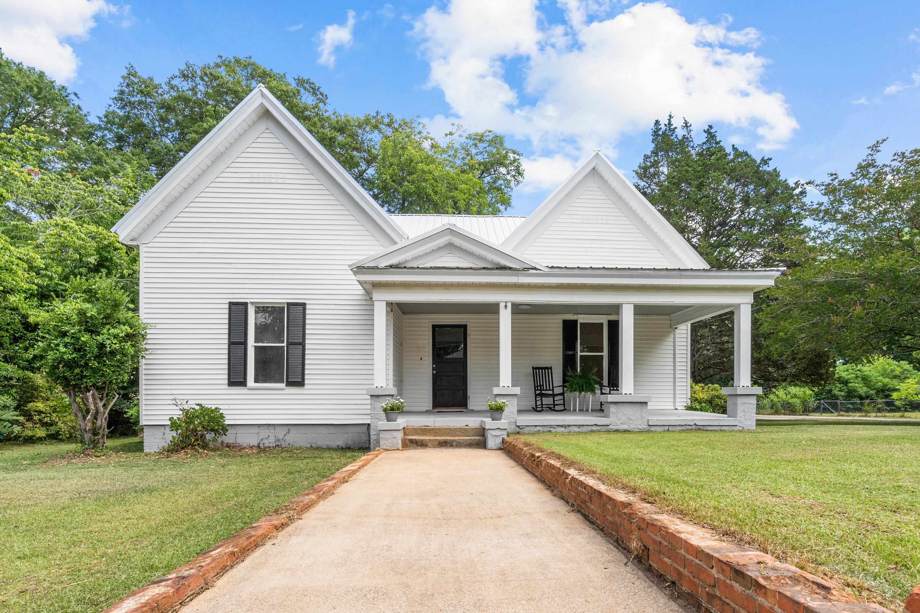 Property Photo: 301 Hart Avenue GA 30669